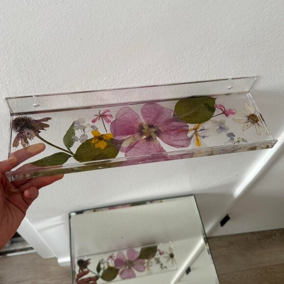 Acrylic floating shelf with real hand picked and pressed flower design - Picture 4 of 5
